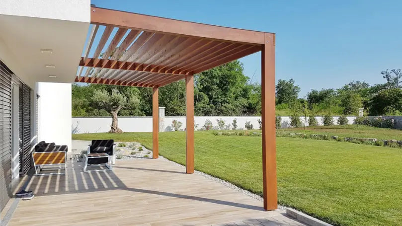 Aluminiumpergola mit strukturierter holzähnlicher Beschichtung